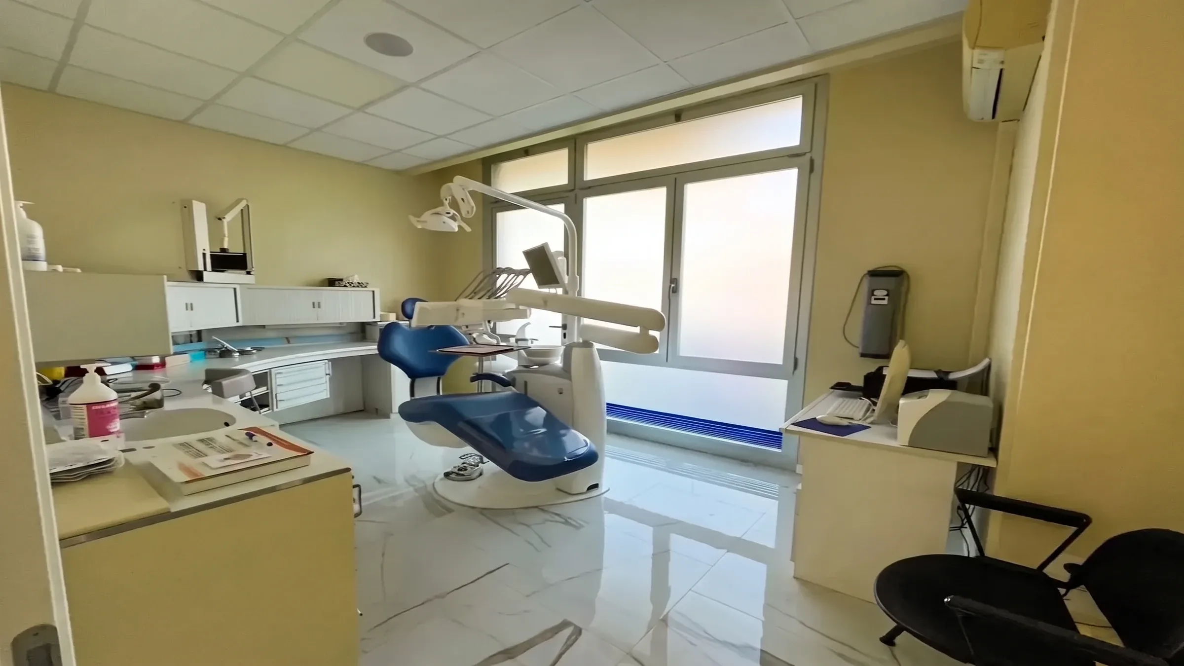 Sala operativa dello Studio Dentistico Rosato a Carpi, con riunito e lampada scialitica