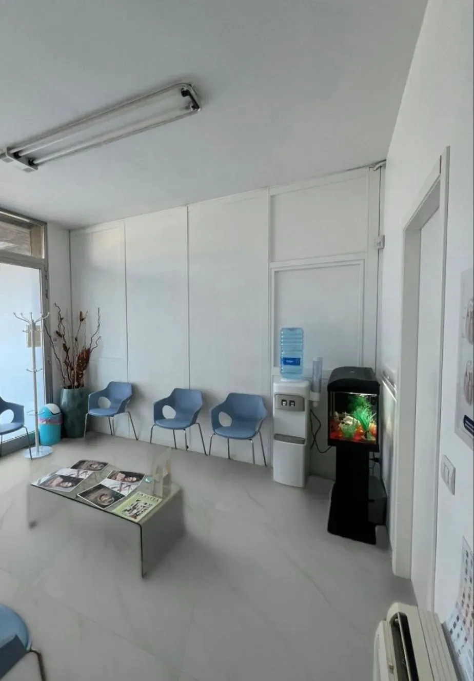 Seconda sala d'attesa dello studio, con acquario e distributore d'acqua